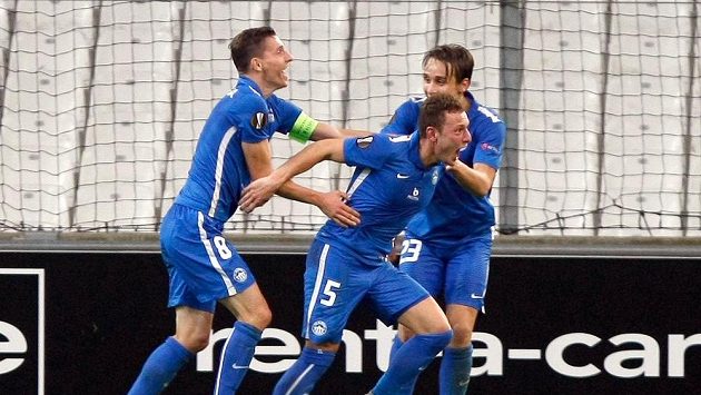 Vladimír Coufal (uprostřed) se raduje z gólu, který vstřelil do sítě Olympique Marseille. Vladimír Coufal (uprostřed) se raduje z gólu, který vstřelil do sítě Olympique Marseille.