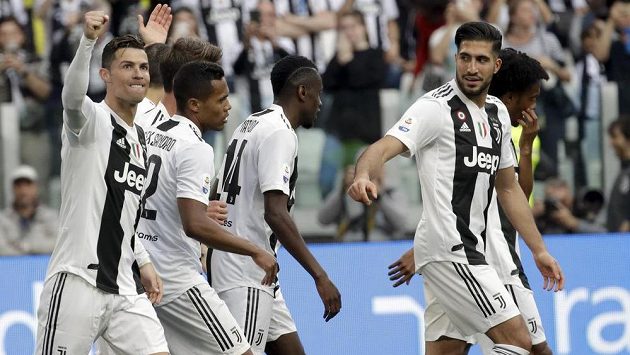Fotbalisté Juventusu Turín porazili v 33. kole italské ligy Fiorentinu 2:1 a zajistili si osmý mistrovský titul v řadě a 35. celkově. Fotbalisté Juventusu Turín porazili v 33. kole italské ligy Fiorentinu 2:1 a zajistili si osmý mistrovský titul v řadě a 35. celkově.