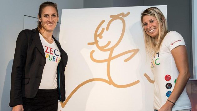 Skifařka Mirka Knapková (vlevo) a česká tenistka Andrea Hlaváčková s motivem pro LOH 2016 v Riu. Skifařka Mirka Knapková (vlevo) a česká tenistka Andrea Hlaváčková s motivem pro LOH 2016 v Riu.