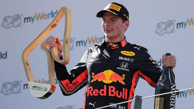 Max Verstappen oslavuje svůj triumf ve Velké ceně Rakouska vozů formule 1. Max Verstappen oslavuje svůj triumf ve Velké ceně Rakouska vozů formule 1.