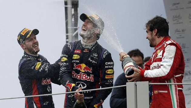 Tumáš na rozloučenou! Sebastian Vettel (vlevo) a Fernando Alonso (vpravo) kropí šampaňským Marka Webbera, který v Brazílii uzavřel svou kariéru ve formuli 1. Tumáš na rozloučenou! Sebastian Vettel (vlevo) a Fernando Alonso (vpravo) kropí šampaňským Marka Webbera, který v Brazílii uzavřel svou kariéru ve formuli 1.