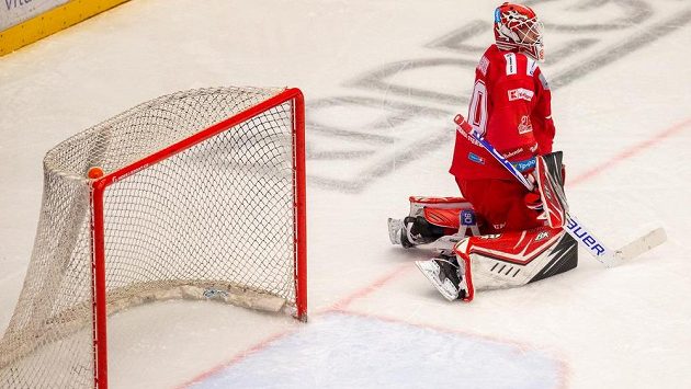 Třinecký brankář Ondřej Kacetl po gólu, který sparťan Jurčina vstřelil z vlastního obranného pásma. Třinecký brankář Ondřej Kacetl po gólu, který sparťan Jurčina vstřelil z vlastního obranného pásma.