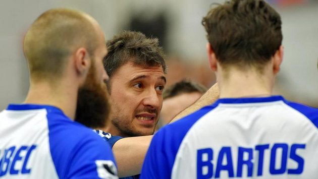 Trenér české reprezentace Miguel Ángel Falasca uděluje pokyny svým svěřencům. Trenér české reprezentace Miguel Ángel Falasca uděluje pokyny svým svěřencům.