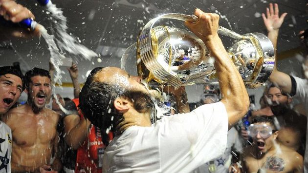 Fotbalista Los Angeles Galaxy Landon Donovan slaví titul v americké MLS. Fotbalista Los Angeles Galaxy Landon Donovan slaví titul v americké MLS.