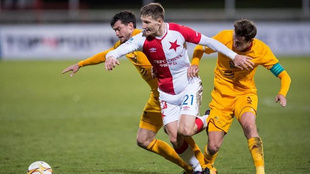 Milana Škodu ze Slavie Praha (uprostřed) brání Jan Šimůnek (vlevo) a Marek Hanousek z Dukly Praha. Milana Škodu ze Slavie Praha (uprostřed) brání Jan Šimůnek (vlevo) a Marek Hanousek z Dukly Praha.