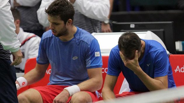 Zdrcení Jiří Veselý (vlevo) a Lukáš Rosol po prohrané čtyřhře s Nizozemskem. Zdrcení Jiří Veselý (vlevo) a Lukáš Rosol po prohrané čtyřhře s Nizozemskem.