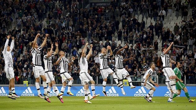 Fotbalisté Juventusu slaví s fanoušky vítězství nad Laziem Řím. Fotbalisté Juventusu slaví s fanoušky vítězství nad Laziem Řím.