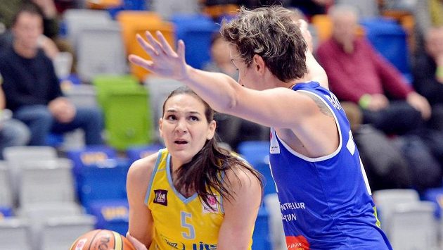 Elodie Godinová z týmu Montpellier brání Sonju Petrovičovou (vlevo) z USK Praha v utkání 7. kola Evropské ligy basketbalistek. Elodie Godinová z týmu Montpellier brání Sonju Petrovičovou (vlevo) z USK Praha v utkání 7. kola Evropské ligy basketbalistek.