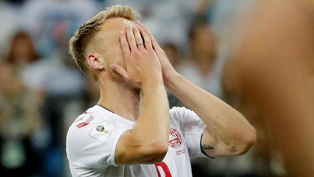 Dánský fotbalista Nicolai Jörgensen dostal přes facebook a instagram několik výhrůžek smrtí kvůli tomu, že v osmifinálovém utkání s Chorvatskem na mistrovství světa neuspěl jako poslední v penaltovém rozstřelu. Dánský fotbalista Nicolai Jörgensen dostal přes facebook a instagram několik výhrůžek smrtí kvůli tomu, že v osmifinálovém utkání s Chorvatskem na mistrovství světa neuspěl jako poslední v penaltovém rozstřelu.