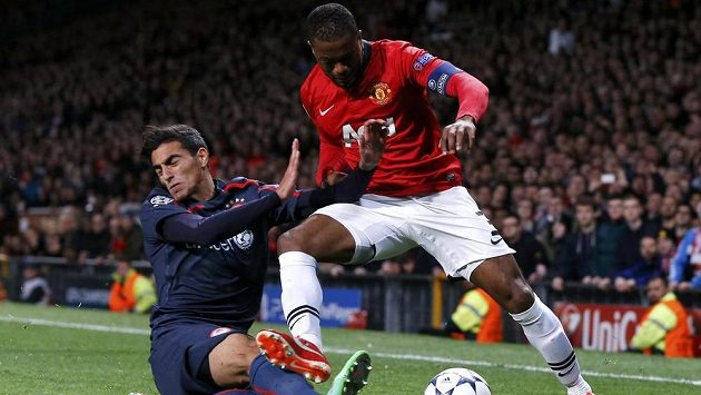 Kapitán Manchesteru United Patrice Evra se snaží obejít Nikose Vergose z Olympiakosu. Kapitán Manchesteru United Patrice Evra se snaží obejít Nikose Vergose z Olympiakosu.