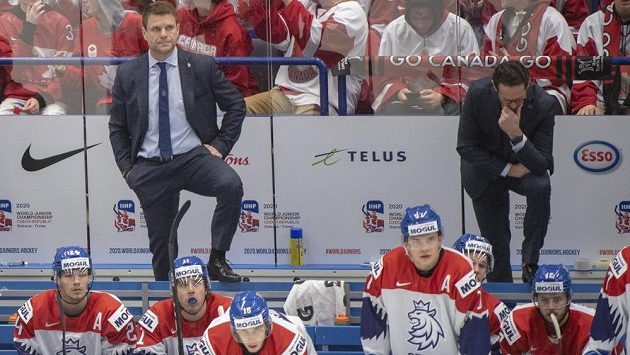 Hlavní kouč české reprezentace Václav Varaďa (vlevo) a jeho asistent Patrik Eliáš na střídačce během duelu MS do 20 let proti Kanadě. Hlavní kouč české reprezentace Václav Varaďa (vlevo) a jeho asistent Patrik Eliáš na střídačce během duelu MS do 20 let proti Kanadě.