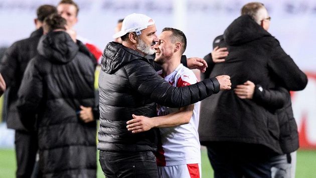 Trenér Slavie Praha Jindřich Trpišovský a Jan Bořil během oslavy zisku mistrovského titulu. Trenér Slavie Praha Jindřich Trpišovský a Jan Bořil během oslavy zisku mistrovského titulu.