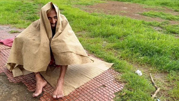 Samir Singh se ukrývá před náhlou průtrží mračen při svém ranním stokilometrovém výběhu. Samir Singh se ukrývá před náhlou průtrží mračen při svém ranním stokilometrovém výběhu.