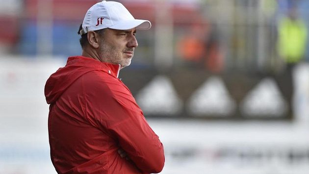 Trenér Slavie Jindřich Trpišovský byl po porážce ve Zlíně pochopitelně zklamaný. Trenér Slavie Jindřich Trpišovský byl po porážce ve Zlíně pochopitelně zklamaný.