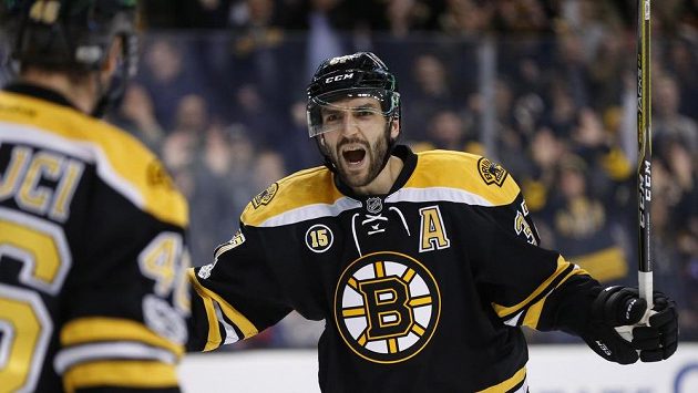 Bostonský Patrice Bergeron (vpravo) se raduje z gólu Davida Krejčího (vpravo) proti Edmontonu. Bostonský Patrice Bergeron (vpravo) se raduje z gólu Davida Krejčího (vpravo) proti Edmontonu.