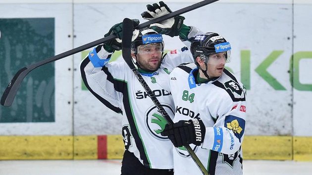 Mladoboleslavští útočníci David Výborný (vlevo) a Lukáš Pabiška slaví gól proti Spartě. Mladoboleslavští útočníci David Výborný (vlevo) a Lukáš Pabiška slaví gól proti Spartě.