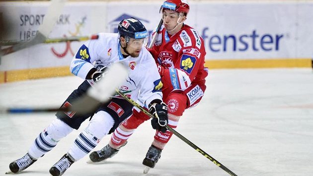 Útočník Třince Marek Růžička (vpravo) v souboji s libereckým Lukášem Krenželokem ve 32. kole extraligy. Útočník Třince Marek Růžička (vpravo) v souboji s libereckým Lukášem Krenželokem ve 32. kole extraligy.