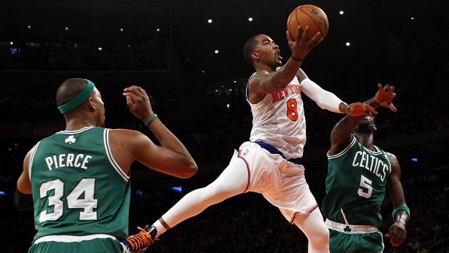 Basketbalista New Yorku Knicks J.R.Smith (v bílém dresu) v utkání proti Bostonu. Basketbalista New Yorku Knicks J.R.Smith (v bílém dresu) v utkání proti Bostonu.
