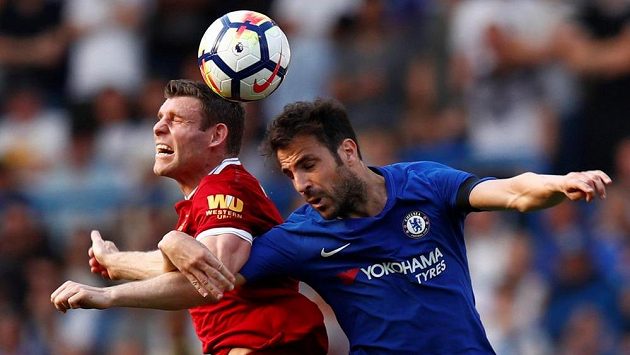 Liverpoolský James Milner (vlevo) a Cesc Fabregas z Chelsea. Liverpoolský James Milner (vlevo) a Cesc Fabregas z Chelsea.