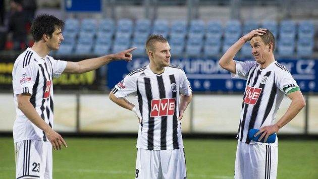 Fotbalisté Českých Budějovic. Zleva Jaroslav Machovec, Jakub Hora a Petr Benát. Fotbalisté Českých Budějovic. Zleva Jaroslav Machovec, Jakub Hora a Petr Benát.