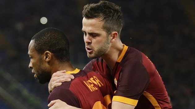 Záložníci AS Řím Seydou Keita (vlevo) a Miralem Pjanič slaví gól - ilustrační foto. Záložníci AS Řím Seydou Keita (vlevo) a Miralem Pjanič slaví gól - ilustrační foto.