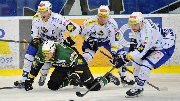 Karlovarský útočník Václav Skuhravý na kolenou, za ním zleva Brňané Leoš Čermák, Michal Kempný a Antonín Honejsek. Karlovarský útočník Václav Skuhravý na kolenou, za ním zleva Brňané Leoš Čermák, Michal Kempný a Antonín Honejsek.