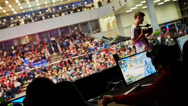 Loňské Mistrovství v počítačových hrách přilákalo na brněnské výstaviště tisícovky fanoušků, letošní ročník se kvůli pandemii koronaviru odehrává online. Archivní foto Loňské Mistrovství v počítačových hrách přilákalo na brněnské výstaviště tisícovky fanoušků, letošní ročník se kvůli pandemii koronaviru odehrává online. Archivní foto