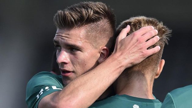 Jablonecký Libor Holík (vlevo) gratuluje střelci úvodního gólu Janu Matouškovi. Jablonecký Libor Holík (vlevo) gratuluje střelci úvodního gólu Janu Matouškovi.