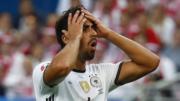 Německý reprezentant Sami Khedira reaguje po nepřesné střele proti Polsku. Německý reprezentant Sami Khedira reaguje po nepřesné střele proti Polsku.
