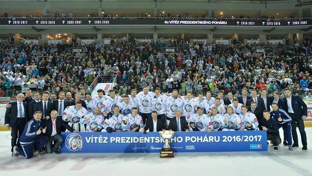 Hokejisté Liberce s Prezidentským pohárem pro vítěze základní části extraligy. Hokejisté Liberce s Prezidentským pohárem pro vítěze základní části extraligy.