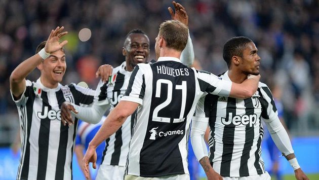 Fotbalisté Juventusu zleva Paulo Dybala, Blaise Matuidi, Benedikt Höwedes a Douglas Costa se radují z gólu. Fotbalisté Juventusu zleva Paulo Dybala, Blaise Matuidi, Benedikt Höwedes a Douglas Costa se radují z gólu.