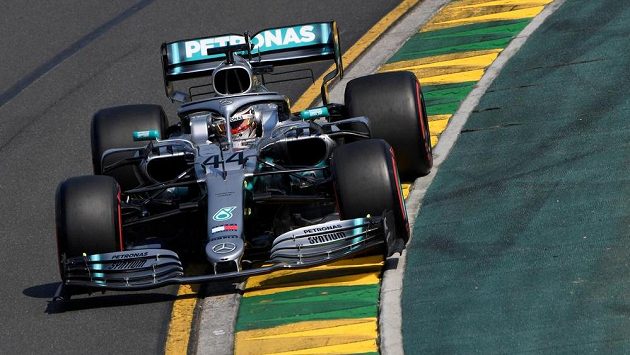 Lewis Hamilton během kvalifikace v Melbourne. Lewis Hamilton během kvalifikace v Melbourne.