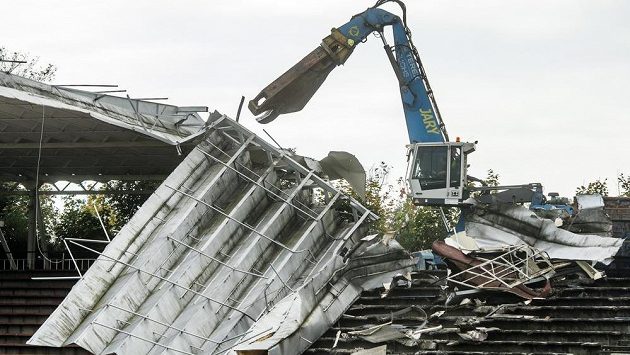V Hradci Králové stavbaři začali s demolicí západní tribuny zastaralého malšovického Všesportovního stadiónu. V Hradci Králové stavbaři začali s demolicí západní tribuny zastaralého malšovického Všesportovního stadiónu.