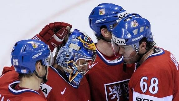 Jaromír Jágr (vpravo) a Ondřej Pavelec (druhý zleva) se z reprezentace znají velmi dobře. Teď to však mezi nimi jiskří. Jaromír Jágr (vpravo) a Ondřej Pavelec (druhý zleva) se z reprezentace znají velmi dobře. Teď to však mezi nimi jiskří.