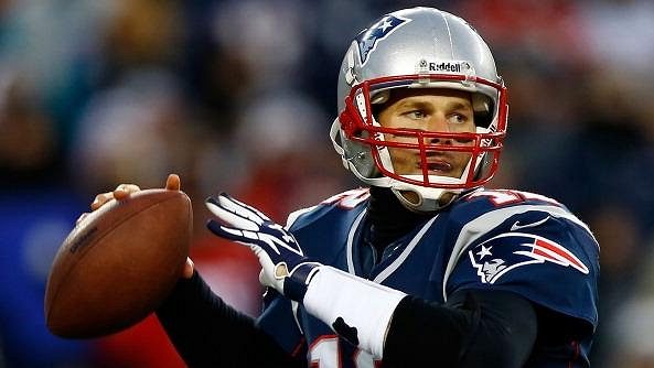 Hvězdný quarterback Tom Brady byl ve svém novém působišti Tampě přistižen, jak trénuje v parku uzavřeném kvůli šíření koronaviru pro veřejnost. Hvězdný quarterback Tom Brady byl ve svém novém působišti Tampě přistižen, jak trénuje v parku uzavřeném kvůli šíření koronaviru pro veřejnost.