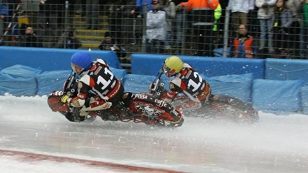Bratři Antonín (v modré přilbě) a Jan (ve žluté) si jedou na MS 2011 v Berlíně pro bronzové medaile Bratři Antonín (v modré přilbě) a Jan (ve žluté) si jedou na MS 2011 v Berlíně pro bronzové medaile