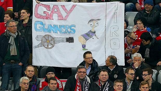 Transparentem "Homosexuální Kanonýři" urážela část fanoušků Bayernu v březnovém utkání Ligy mistrů fotbalisty Arsenalu. Posloužila jim k tomu i karikatura Mesuta Özila. Transparentem "Homosexuální Kanonýři" urážela část fanoušků Bayernu v březnovém utkání Ligy mistrů fotbalisty Arsenalu. Posloužila jim k tomu i karikatura Mesuta Özila.