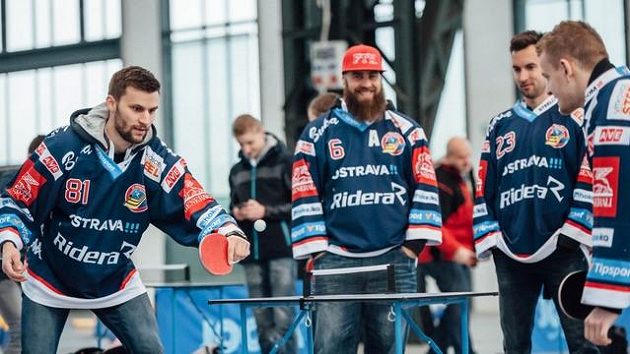 Pálky vzali do rukou i hokejisté Vítkovic. Na snímku hraje Petr Kolouch (vlevo) proti Davidu Květoňovi, příhlíží Jan Výtisk a Ondřej Roman (druhý zprava.) Pálky vzali do rukou i hokejisté Vítkovic. Na snímku hraje Petr Kolouch (vlevo) proti Davidu Květoňovi, příhlíží Jan Výtisk a Ondřej Roman (druhý zprava.)