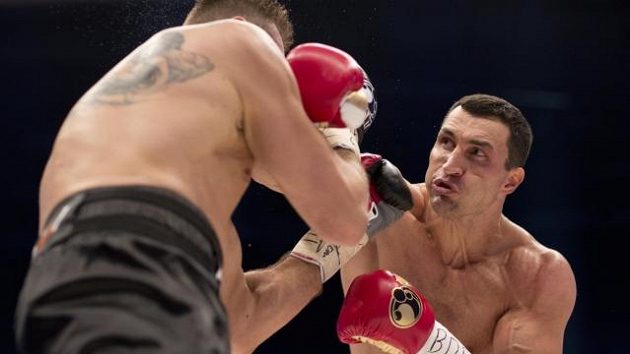 Ukrajinský fenomén Vladimir Kličko (vpravo) v souboji s polským vyzyvatelem Mariuszem Wachem. Ukrajinský fenomén Vladimir Kličko (vpravo) v souboji s polským vyzyvatelem Mariuszem Wachem.