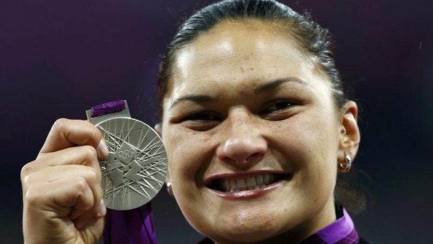 Novozélandská koulařka Valerie Adamsová se stříbrnou medailí. Po diskvalifikaci dopující Bělorusky Ostapčukové se má dočkat zlata. Novozélandská koulařka Valerie Adamsová se stříbrnou medailí. Po diskvalifikaci dopující Bělorusky Ostapčukové se má dočkat zlata.