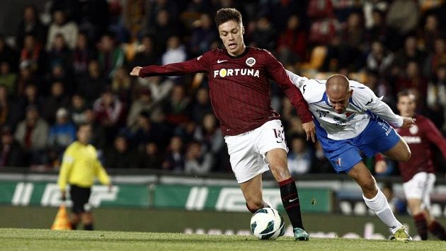 Sparťan Václav Kadlec v tomto souboji unikl ostravskému Daliboru Vašendovi. Sparťan Václav Kadlec v tomto souboji unikl ostravskému Daliboru Vašendovi.