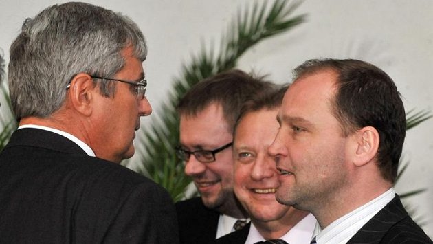 Předseda Českého svazu tělesné výchovy Miroslav Jansta (vlevo) a místopředseda podvýboru pro mládež a sport Poslanecké sněmovny Jiří Šlégr (vpravo) na valné hromadě Českého svazu tělesné výchovy (ČSTV), která se konala 28. dubna ve sportovním centru v Nymburce. Předseda Českého svazu tělesné výchovy Miroslav Jansta (vlevo) a místopředseda podvýboru pro mládež a sport Poslanecké sněmovny Jiří Šlégr (vpravo) na valné hromadě Českého svazu tělesné výchovy (ČSTV), která se konala 28. dubna ve sportovním centru v Nymburce.