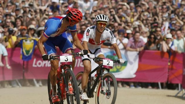 Finiš olympijského závodu horských kol. Vlevo vítěz Jaroslav Kulhavý, vpravo druhý Švýcar Nino Schurter Finiš olympijského závodu horských kol. Vlevo vítěz Jaroslav Kulhavý, vpravo druhý Švýcar Nino Schurter
