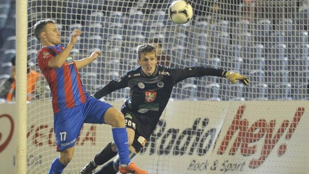 Plzeňský útočník Jakub Hora se snaží odehrát míč před hradeckým brankářem Jiřím Lindrem. Plzeňský útočník Jakub Hora se snaží odehrát míč před hradeckým brankářem Jiřím Lindrem.