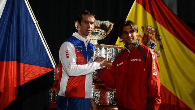 Finále Davis Cupu zahájí Radek Štěpánek (vlevo) a David Ferrer. Finále Davis Cupu zahájí Radek Štěpánek (vlevo) a David Ferrer.