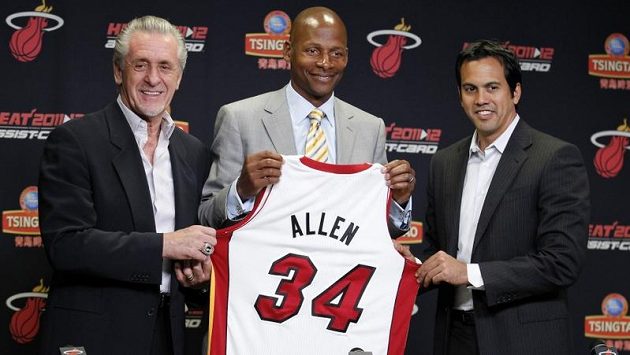 Výborný střelec z dálky Ray Allen pózuje s dresem Heat po přestupu do Miami. Vlevo prezident klubu Pat Riley, vpravo kouč Erik Spoelstra. Výborný střelec z dálky Ray Allen pózuje s dresem Heat po přestupu do Miami. Vlevo prezident klubu Pat Riley, vpravo kouč Erik Spoelstra.