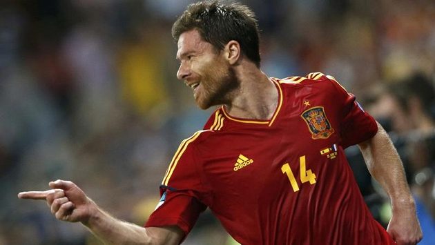 Španěl Xabi Alonso se raduje ze své první trefy ve čtvrtfinálovém duelu proti Francii Španěl Xabi Alonso se raduje ze své první trefy ve čtvrtfinálovém duelu proti Francii