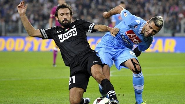 Andrea Pirlo (vlevo) z Juventusu v souboji s neapolským Valonem Behramim. Andrea Pirlo (vlevo) z Juventusu v souboji s neapolským Valonem Behramim.
