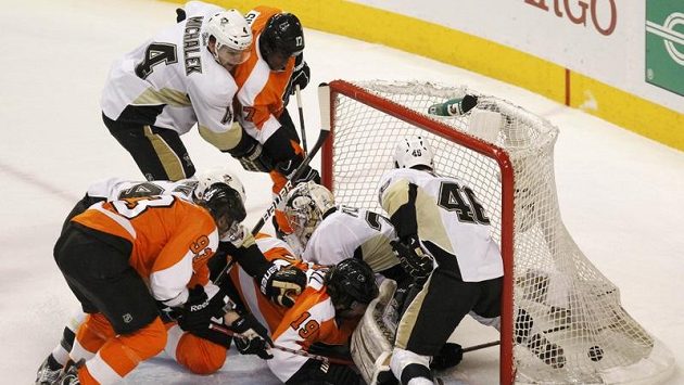 Zbyněk Michálek (zcela vlevo) v dresu Pittsburghu brání atak Philadelphie. Na MS české reprezentaci ale v obraně nepomůže. Zbyněk Michálek (zcela vlevo) v dresu Pittsburghu brání atak Philadelphie. Na MS české reprezentaci ale v obraně nepomůže.