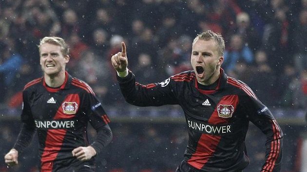 Michal Kadlec z Bayeru Leverkusen (vpravo) se raduje z výhry. Michal Kadlec z Bayeru Leverkusen (vpravo) se raduje z výhry.